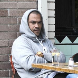 Exclusif - Jesse Williams est allé déjeuner au restaurant Little Doms avec une mystérieuse inconnue à Los Feliz, le 15 mai 2017