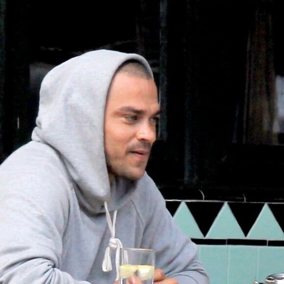 Exclusif - Jesse Williams est allé déjeuner au restaurant Little Doms avec une mystérieuse inconnue à Los Feliz, le 15 mai 2017