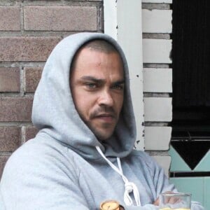 Exclusif - Jesse Williams est allé déjeuner au restaurant Little Doms avec une mystérieuse inconnue à Los Feliz, le 15 mai 2017