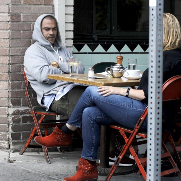 Exclusif - Jesse Williams est allé déjeuner au restaurant Little Doms avec une mystérieuse inconnue à Los Feliz, le 15 mai 2017