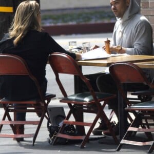 Exclusif - Jesse Williams est allé déjeuner au restaurant Little Doms avec une mystérieuse inconnue à Los Feliz, le 15 mai 2017