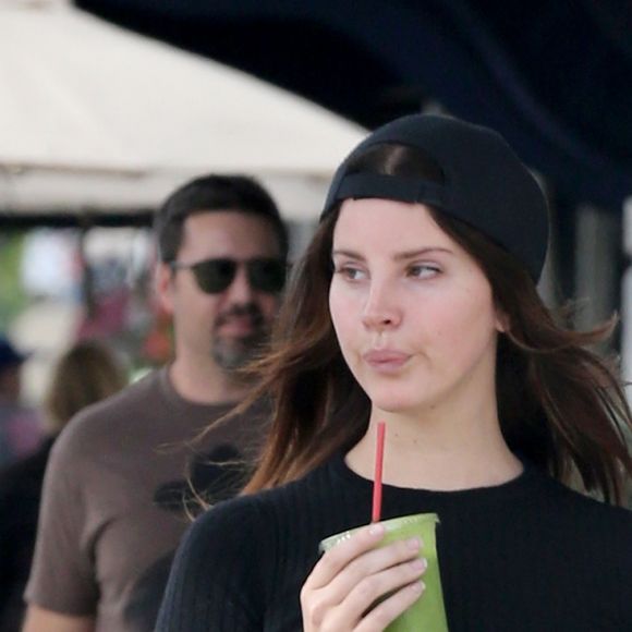 Lana Del Rey fait du shopping à Hollywood le 26 avril 2017.