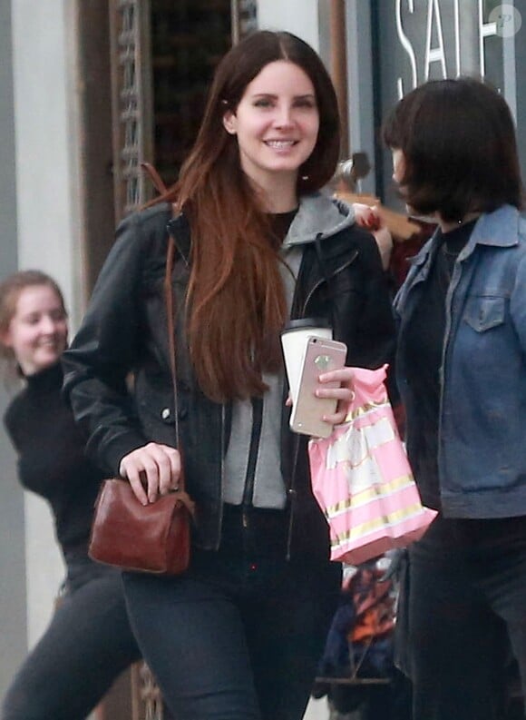 Exclusif - Lana Del Rey fait du shopping avec une amie à West Hollywood, le 21 février 2017