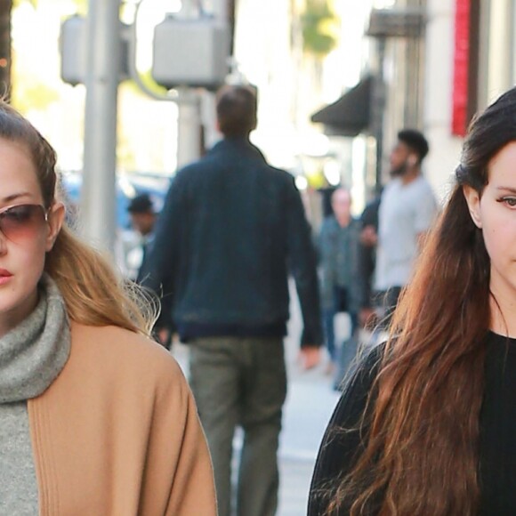 Lana Del Rey se promène avec une amie à Beverly Hills. Los Angeles, le 22 décembre 2016.