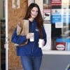 Exclusif - Lana Del Rey s'arrête pour prendre des cafés et un encas à emporter dans une station service de Beverly Hills à Los Angeles, Californie, Etats-Unis, le 19 décembre 2016