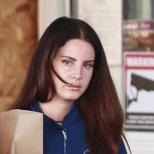 Exclusif - Lana Del Rey s'arrête pour prendre des cafés et un encas à emporter dans une station service de Beverly Hills à Los Angeles, Californie, Etats-Unis, le 19 décembre 2016