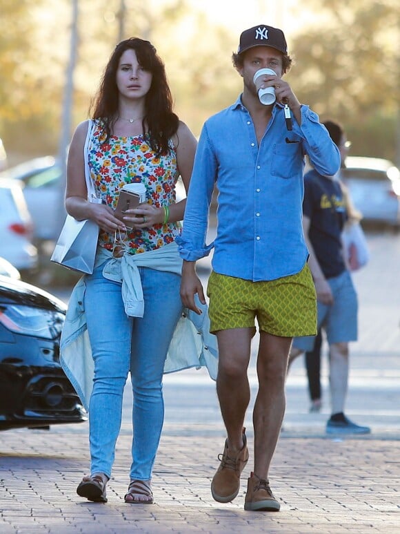 Lana Del Rey et son petit ami Italien Francesco Carrozzini sont allés déjeuner au restaurant Cafe Habana à Malibu, le 5 septembre 2015