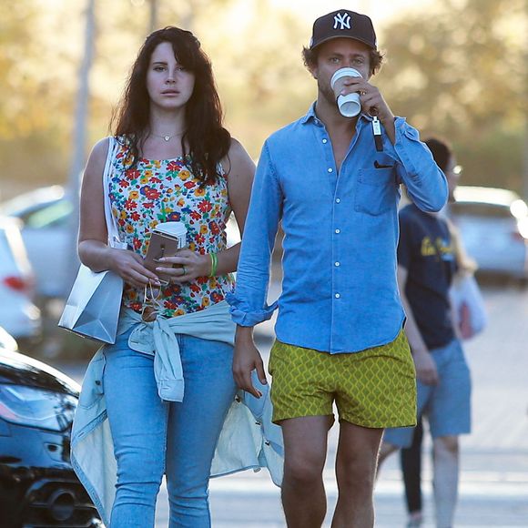 Lana Del Rey et son petit ami Italien Francesco Carrozzini sont allés déjeuner au restaurant Cafe Habana à Malibu, le 5 septembre 2015