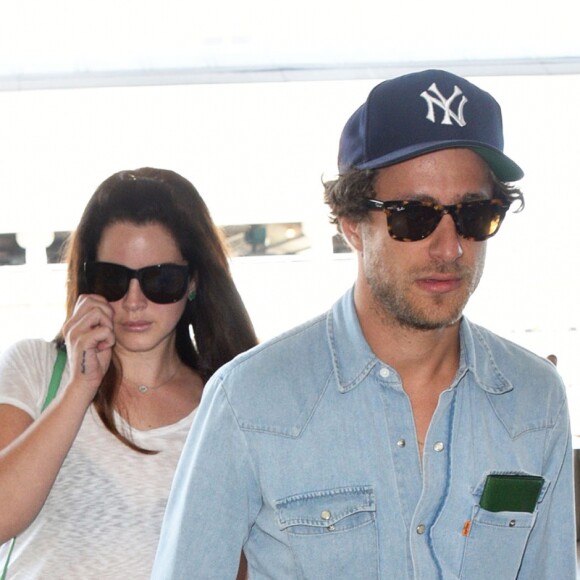 Lana Del Rey et son compagnon Francesco Carrozzini prennent un avion à Los Angeles le 30 juillet 2015.