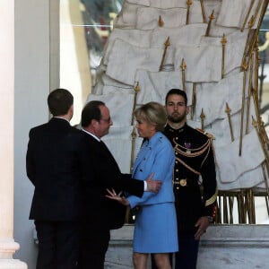 François Hollande et Brigitte Macron lors de la passation de pouvoir entre E.Macron et F.Hollande au palais de l'Elysée à Paris le 14 mai 2017.