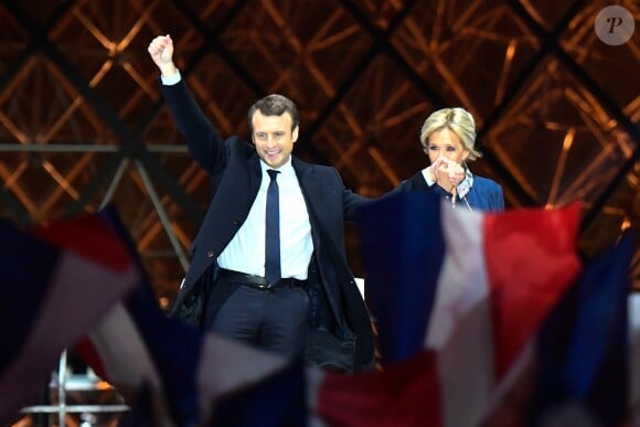 Emmanuel Macron et sa femme Brigitte - Le président-élu, Emmanuel Macron, prononce son discours devant la pyramide au musée du Louvre à Paris, après sa victoire lors du deuxième tour de l'élection présidentielle le 7 mai 2017.