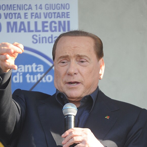 Silvio Berlusconi - Silvio Berlusconi en meeting électoral devant sa compagne Francesca Pascale à Versilia en Italie le 6 juin 2015.