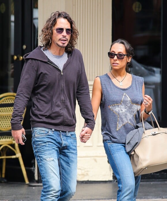 Chris Cornell et sa femme Vicky Karayiannis se promènent à New York, le 3 octobre 2013.