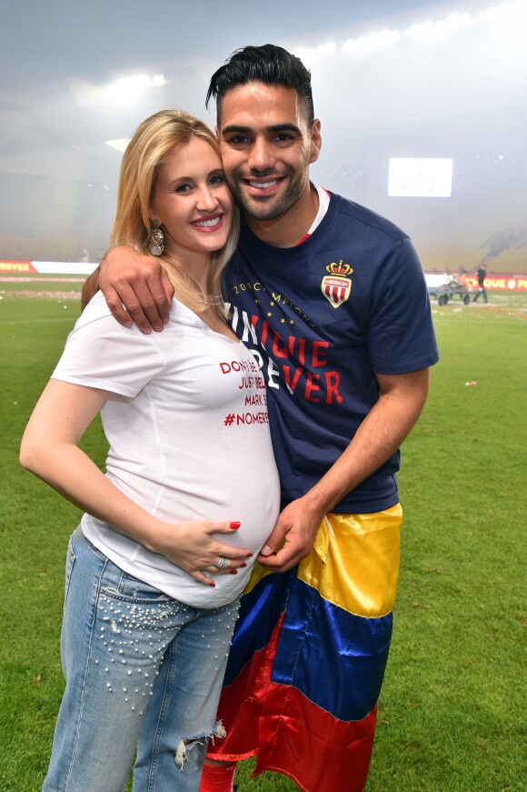 Radamel Falcao et sa femme Lorelei Taron enceinte durant la rencontre de football de Ligue 1 opposant Monaco à St Etienne au stade Louis II à Monaco le 17 mai 2017.