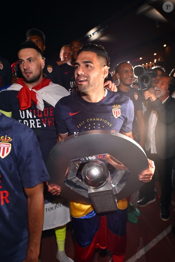 Radamel Falcao, entouré par ses coéquipiers après la rencontre de football de Ligue 1 opposant Monaco à St Etienne au stade Louis II à Monaco le 17 mai 2017.