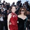Julianne Moore et Susan Sarandon (lunettes Gentle Monster) - Montée des marches du film "Les Fantômes d'Ismaël" lors de la cérémonie d'ouverture du 70ème Festival International du Film de Cannes. Le 17 mai 2017 © Borde-Jacovides-Moreau/Bestimage