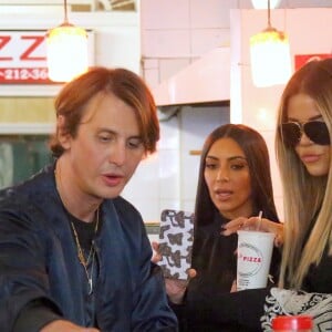 Kim Kardashian achète des pizzas à emporter avec sa soeur Khloé Kardashian et son meilleur ami Jonathan Cheban sur le tournage de leur émission de télé réalité "Keeping up with the Kardashians" à New York, le 15 mai 2017