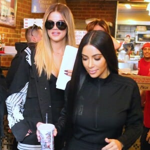 Kim Kardashian achète des pizzas à emporter avec sa soeur Khloé Kardashian et son meilleur ami Jonathan Cheban sur le tournage de leur émission de télé réalité "Keeping up with the Kardashians" à New York, le 15 mai 2017