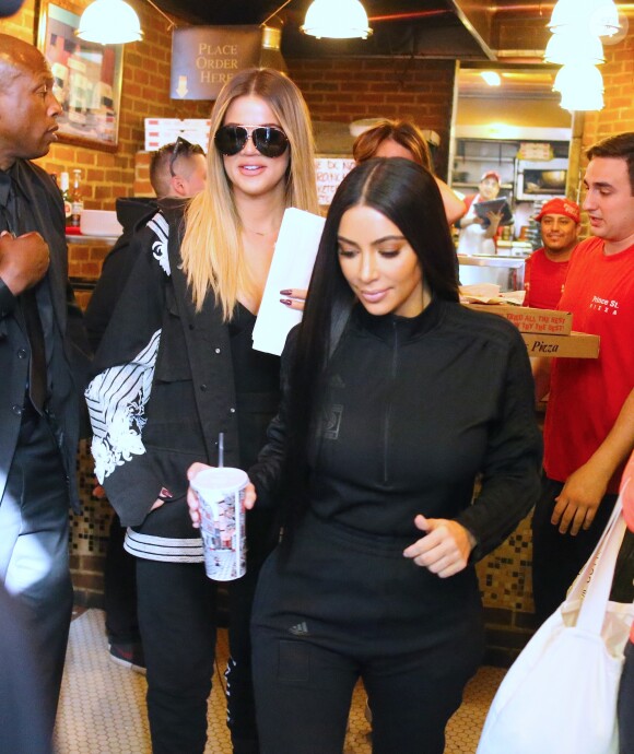 Kim Kardashian achète des pizzas à emporter avec sa soeur Khloé Kardashian et son meilleur ami Jonathan Cheban sur le tournage de leur émission de télé réalité "Keeping up with the Kardashians" à New York, le 15 mai 2017