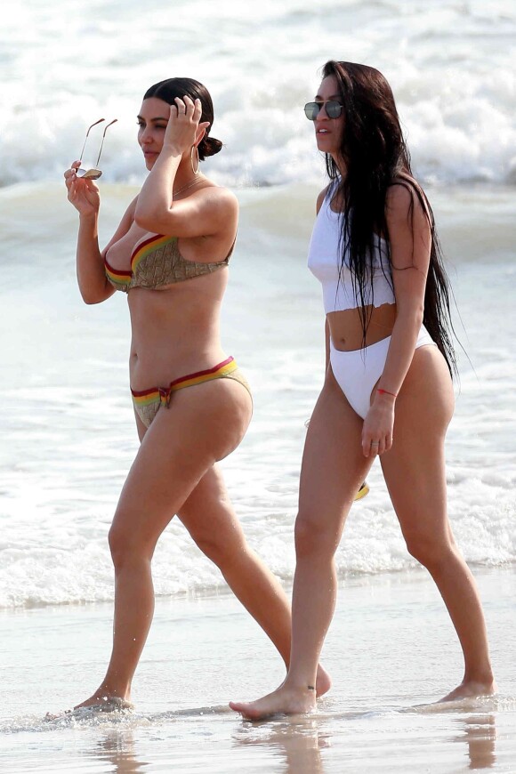 Kim Kardashian et son assistante Stephanie Sheppard - Exclusif - Prix spécial - No web - No blog - Kim Kardashian en maillot de bain sur une plage au Mexique. Kim passe des vacances en compagnie d'amies, de son assistante Stephanie Sheppard et de sa soeur K.Kardashian. Kim porte un maillot de bain de la marque Christian Dior. Le 23 avril 2017  Exclusive - Kim Kardashian's assistant Stephanie Sheppard wows in a white two piece while enjoying a vacation with her boss in Mexico on April 23, 2017. Steph looks great in the while ensemble as she sip a beer and strolls the beach with Kim, who apparently did not feel like having a drink.23/04/2017 - Mexico