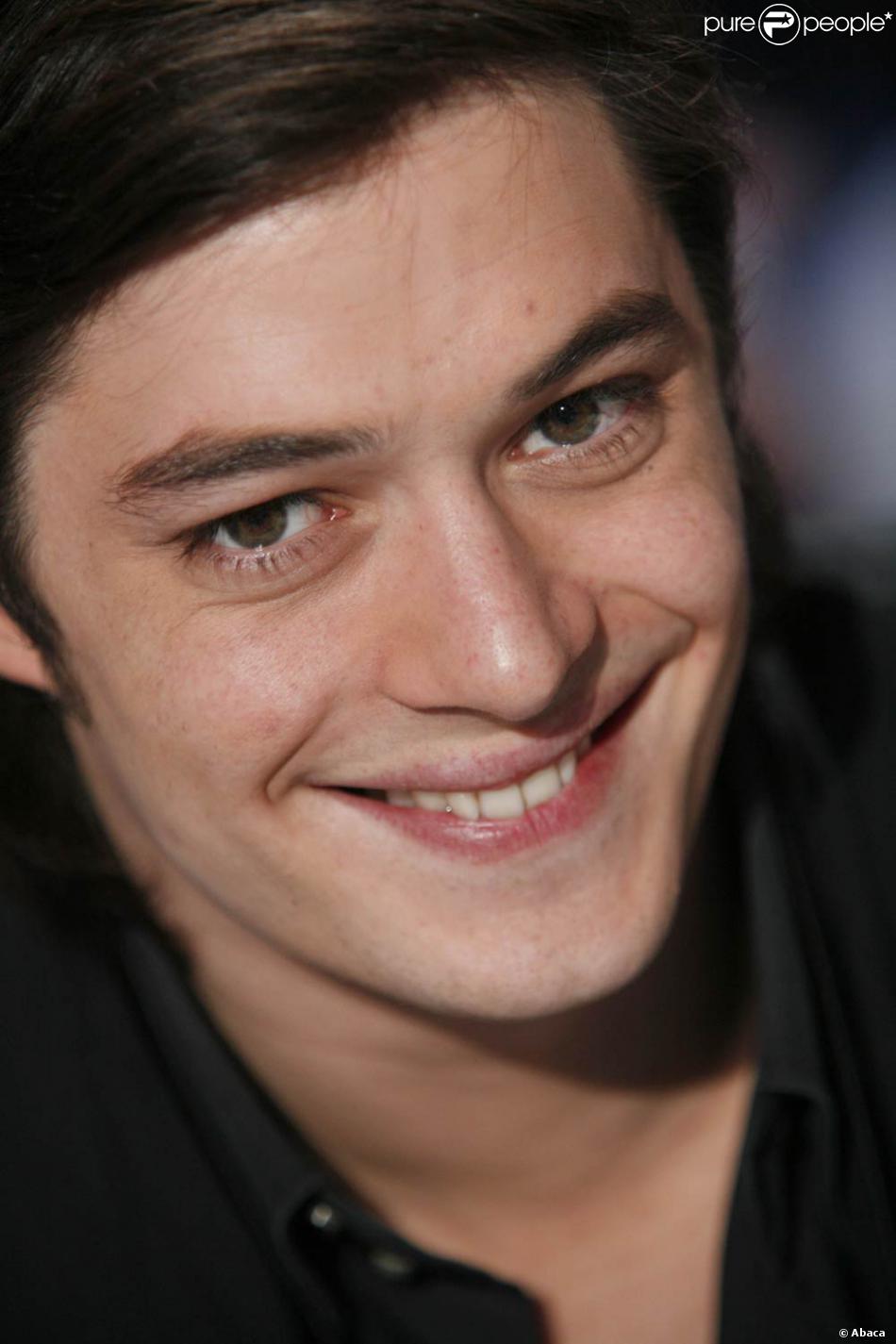 jeune premier du cinema francais de 28 ans aurelien wiik ne semble pas avoir le coeur pris avec un tel charme ces doutes ne vont pas subsister longtemps a purepeople