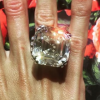 L'homme d'affaires russe Aleksey Shapovalov a offert à sa femme Ksenia Tsaritsina un impressionnant diamant de 70 carats, un bijou estimé à 9 millions de dollars, pour leurs cinq ans de mariage.