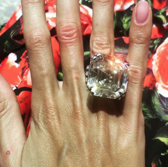 L'homme d'affaires russe Aleksey Shapovalov a offert à sa femme Ksenia Tsaritsina un impressionnant diamant de 70 carats, un bijou estimé à 9 millions de dollars, pour leurs cinq ans de mariage.