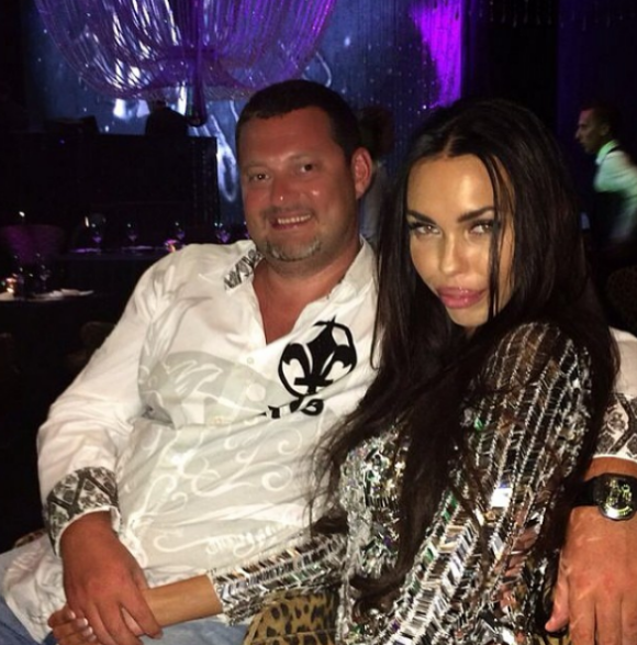 L'homme d'affaires russe Aleksey Shapovalov et sa femme Ksenia Tsaritsina. Pour leur cinq ans de mariage, l'oligarque lui a offert un impressionnant diamant de 70 carats, un bijou estimé à 9 millions de dollars.
