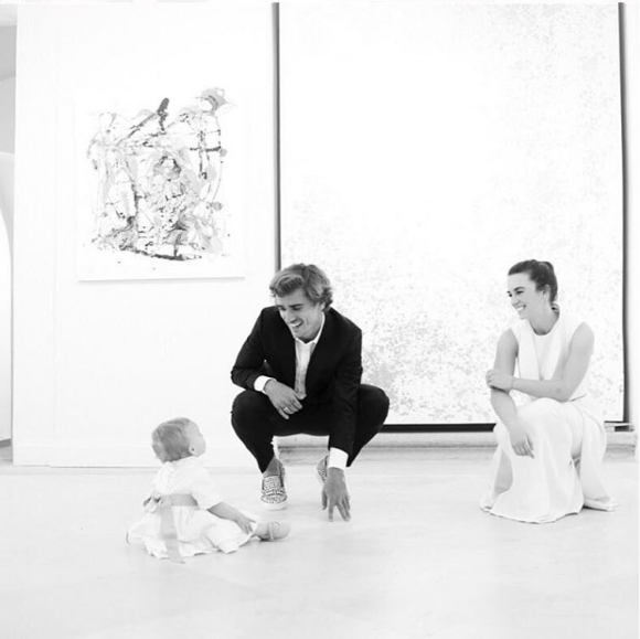 Antoine Griezmann et Erika Choperena avec leur fille Mia, 1 an, photo Instagram du 7 mai 2017, une date spéciale...