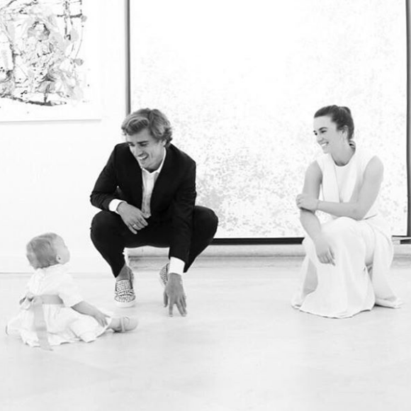 Antoine Griezmann et Erika Choperena avec leur fille Mia, 1 an, photo Instagram du 7 mai 2017, une date spéciale...