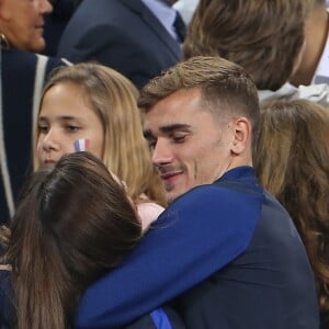 Antoine Griezmann et sa compagne Erika Choperena - Les joueurs retrouvent leur famille dans les tribunes à la fin du match de quart de finale de l'UEFA Euro 2016 France-Islande au Stade de France à Saint-Denis le 3 juillet 2016. © Cyril Moreau / Bestimage