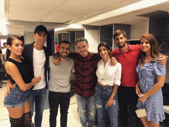 Cristiano Ronaldo et sa compagne Georgina Rodriguez (à gauche) en loge avec J Balvin (au centre) lors de son concert à Madrid le 22 mai 2017. Photo Instagram Georgina Rodriguez.