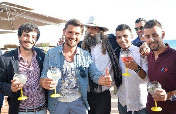Christophe Beaugrand (parrain de l'association Refuge) et les invités de l'association Refuge - Live de Sébastien Tellier sur la plage de la Villa Schweppes lors du 70ème Festival International du Film de Cannes Le 22 mai 2017. © Veeren/Bestimage