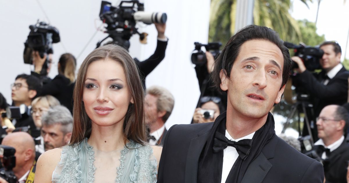 Adrien Brody et sa compagne Lara Lieto - Montée des marches de la