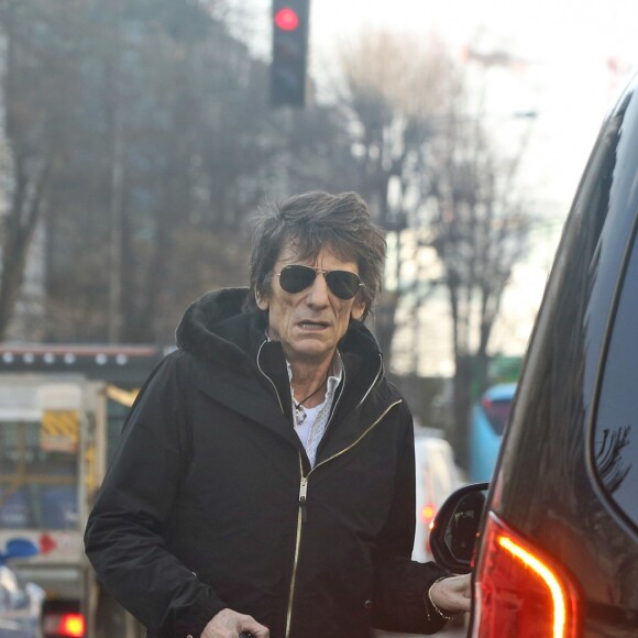Exclusif - Ronnie Wood sort de son domicile accompagné de sa femme Sally Humphreys et ses filles Alice Rose Wood et Gracie Jane Wood à Londres, le 4 avril 2017 © CPA/Bestimage