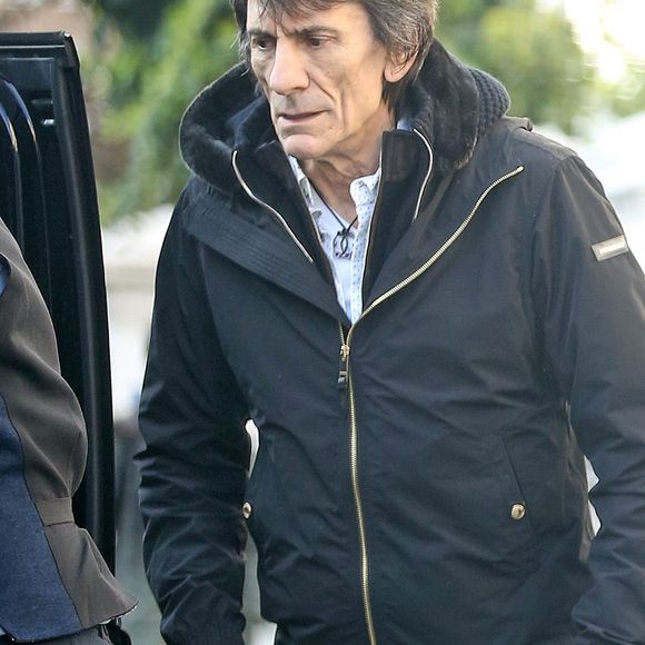 Exclusif - Ronnie Wood sort de son domicile accompagné de sa femme Sally Humphreys et ses filles Alice Rose Wood et Gracie Jane Wood à Londres, le 4 avril 2017 © CPA/Bestimage