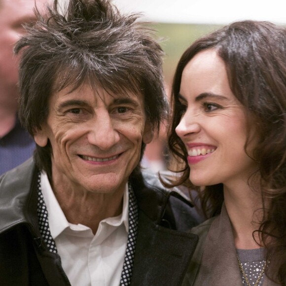 Ronnie Wood et sa femme Sally Humphreys au Royal College of Art pour remettre un prix à la NOA (National Open Art) à Londres le 21 octobre 2015