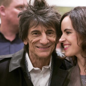 Ronnie Wood et sa femme Sally Humphreys au Royal College of Art pour remettre un prix à la NOA (National Open Art) à Londres le 21 octobre 2015
