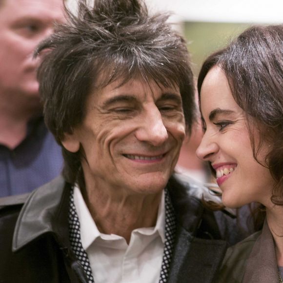 Ronnie Wood et sa femme Sally Humphreys au Royal College of Art pour remettre un prix à la NOA (National Open Art) à Londres le 21 octobre 2015