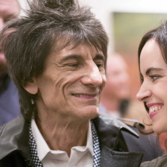 Ronnie Wood et sa femme Sally Humphreys au Royal College of Art pour remettre un prix à la NOA (National Open Art) à Londres le 21 octobre 2015