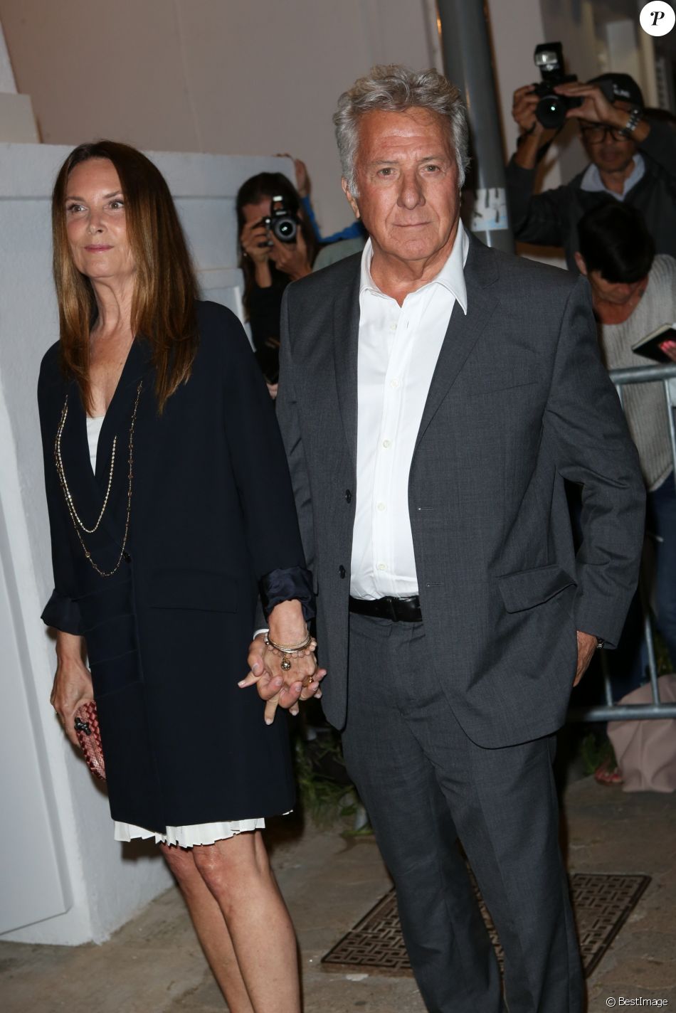 Dustin Hoffman et sa femme Lisa prenaient part le 24 mai 2017 au dîner  organisé par Chanel et Vanity Fair au restaurant Tetou à Golfe Juan en  marge du 70e Festi - Purepeople