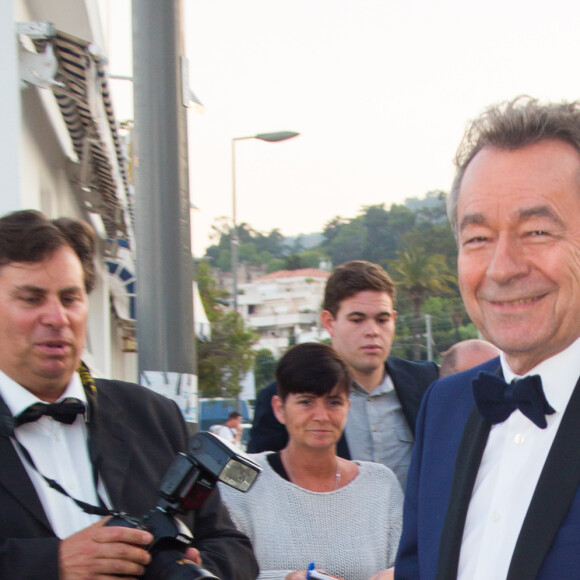 Michel Denisot prenait part le 24 mai 2017 au dîner organisé par Chanel et Vanity Fair au restaurant Tetou à Golfe Juan en marge du 70e Festival de Cannes.