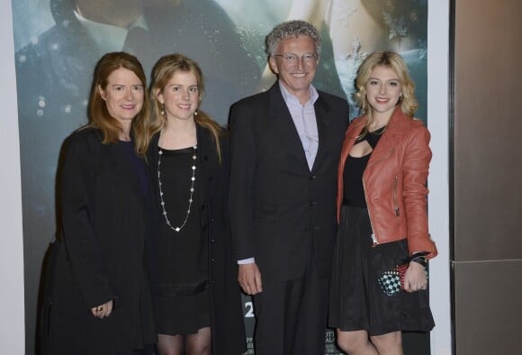 Nelson Monfort avec sa femme Dominique, et ses filles Isaure et Victoria à Paris. Le 19 avril 2013
