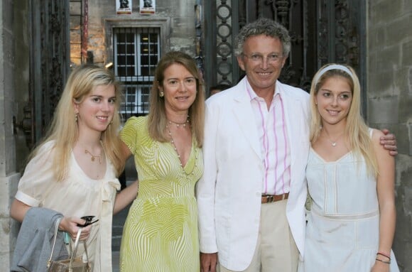 Nelson Monfort avec sa femme et ses filles Isaure et Victoria à Avignon en 2007.