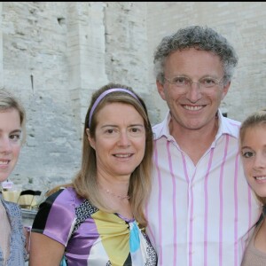 Nelson Monfort avec sa femme Dominique, et ses filles Isaure et Victoria à Avignon en 2007.