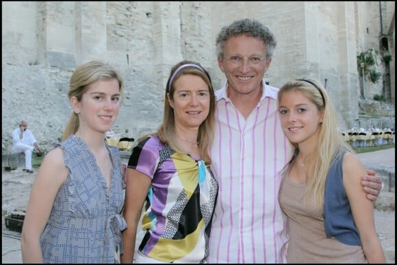 Nelson Monfort avec sa femme Dominique, et ses filles Isaure et Victoria à Avignon en 2007.