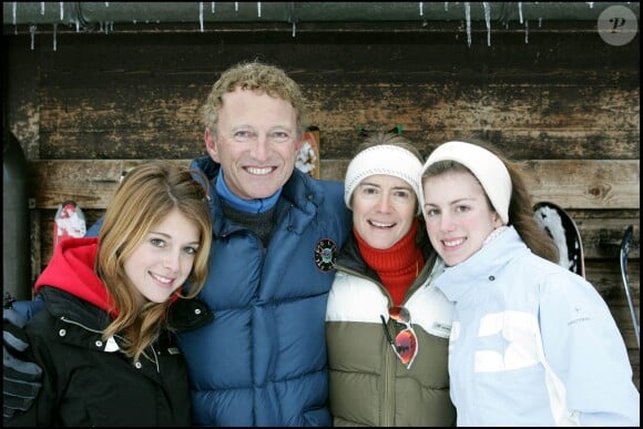 Nelson Monfort avec sa femme Dominique, et ses filles Isaure et Victoria à Gstaad en 2004.