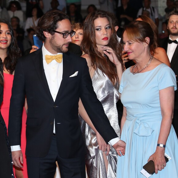 Thomas Hollande et sa compagne Emilie Broussouloux avec Ségolène Royal - Montée des marches du film "You Were Never Really Here" lors du 70e Festival International du Film de Cannes. Le 27 mai 2017. © Borde-Jacovides-Moreau/Bestimage