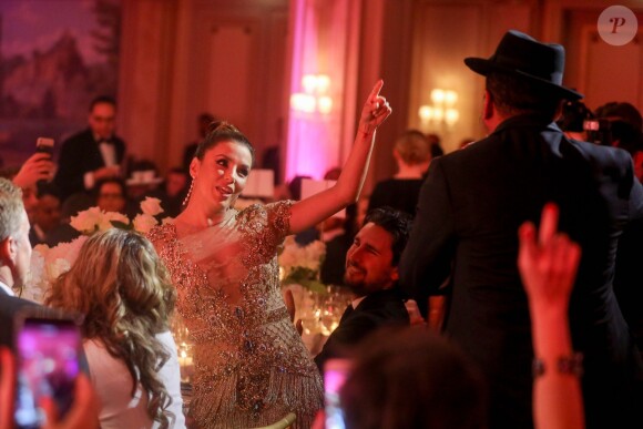 Exclusif - Prix Spécial - No Web No Blog - Eva Longoria, présidente d'honneur de l’événement, était vêtue d’une création Marchesa, parée de bijoux Messika (partenaire officiel) et délicatement parfumée par "Accord 119", senteurs de la Maison Caron (partenaire officiel), et Descemer Bueno lors de la 8ème édition du dîner du Global Gift Gala à l’hôtel Four Seasons George V à Paris, France, le 16 mai 2017. P. Anderson a reçu The Global Gift Philantropist Award, O. Collins a reçu The Global Gift Philantropist Award et V. Messika a reçu The Global Gift Philanthropreneur Award. Cet événement est soutenu par les bijoux MESSIKA et les Parfums CARON, tous deux partenaires officiels. © Dominique Jacovides/Bestimage Exclusive - For Germany Call For Price - No Web No Blog - Celebs during the dinner at the 8th edition of Global Gift Gala held at the Four Seasons George V hotel in Paris, France, on May 16, 2017.16/05/2017 - Paris