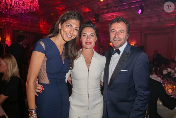 Exclusif - Prix Spécial - No Web No Blog - Hoda Roche, Alessandra Sublet et Bernard Montiel lors de la 8ème édition du dîner du Global Gift Gala à l'hôtel Four Seasons George V à Paris, France, le 16 mai 2017. P. Anderson a reçu The Global Gift Philantropist Award, O. Collins a reçu The Global Gift Philantropist Award et V. Messika a reçu The Global Gift Philanthropreneur Award. Cet événement est soutenu par les bijoux MESSIKA et les Parfums CARON, tous deux partenaires officiels. © Dominique Jacovides/Bestimage Exclusive - For Germany Call For Price - No Web No Blog - Celebs during the dinner at the 8th edition of Global Gift Gala held at the Four Seasons George V hotel in Paris, France, on May 16, 2017.16/05/2017 - Paris